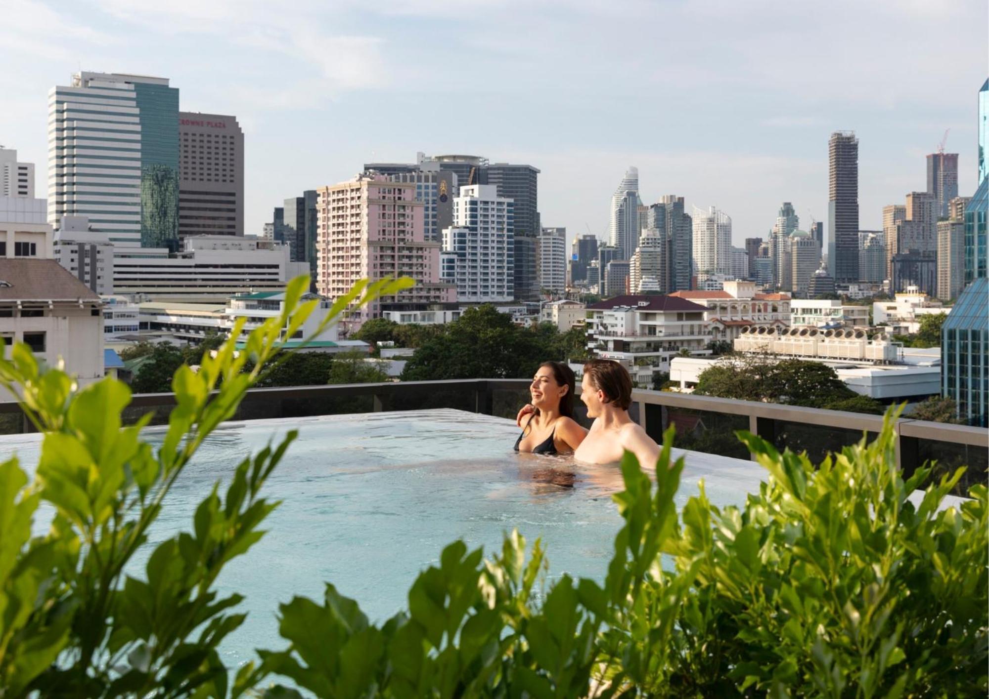 ホテル Ascott Embassy Sathorn バンコク都 エクステリア 写真 View from the rooftop pool