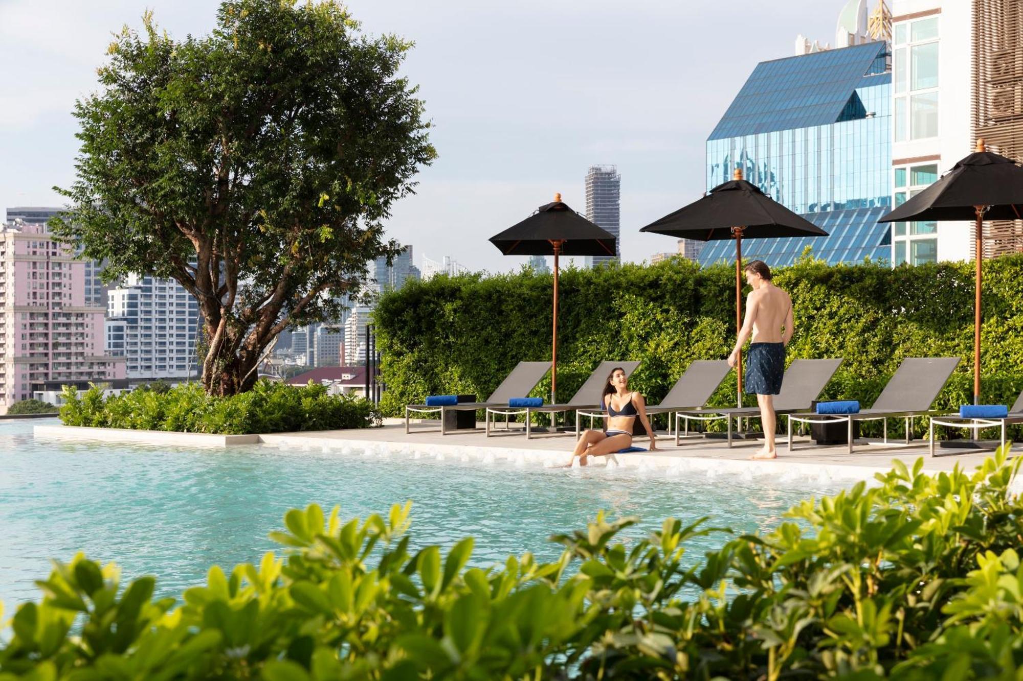 ホテル Ascott Embassy Sathorn バンコク都 エクステリア 写真 The swimming pool at the hotel
